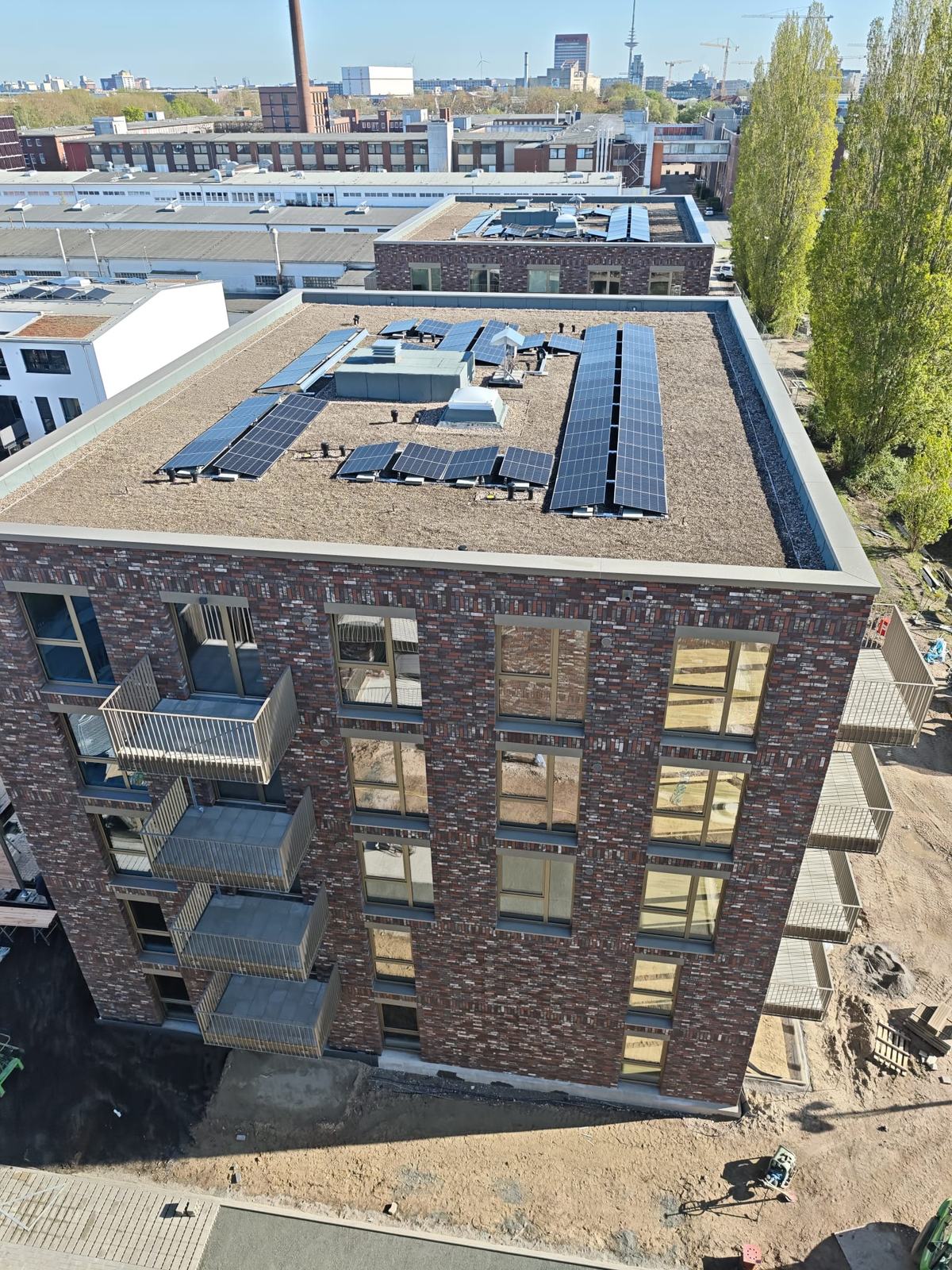 Flachdach mit Metalleindeckung, Attika-Abdeckung und Photovoltaik auf einem Gebäude in der Region Oldenburg